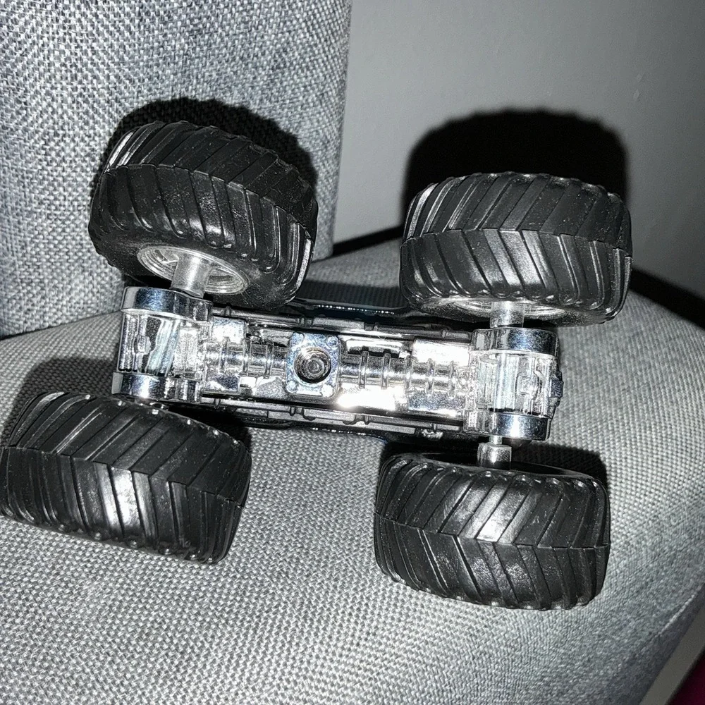 Hot Wheels Monster Jam Predator Monster Truck 1:64‎